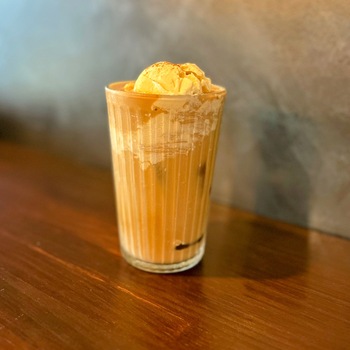 Cafè fred amb gelat de canyella